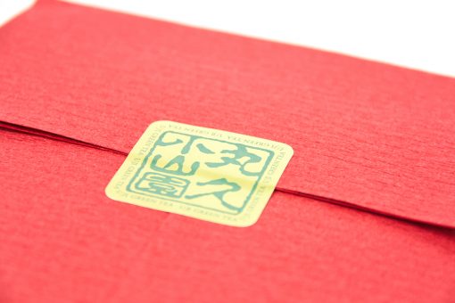 Japanischer Sencha von Marukyu Koyamaen in roter Papierverpackung und goldenem Sigel