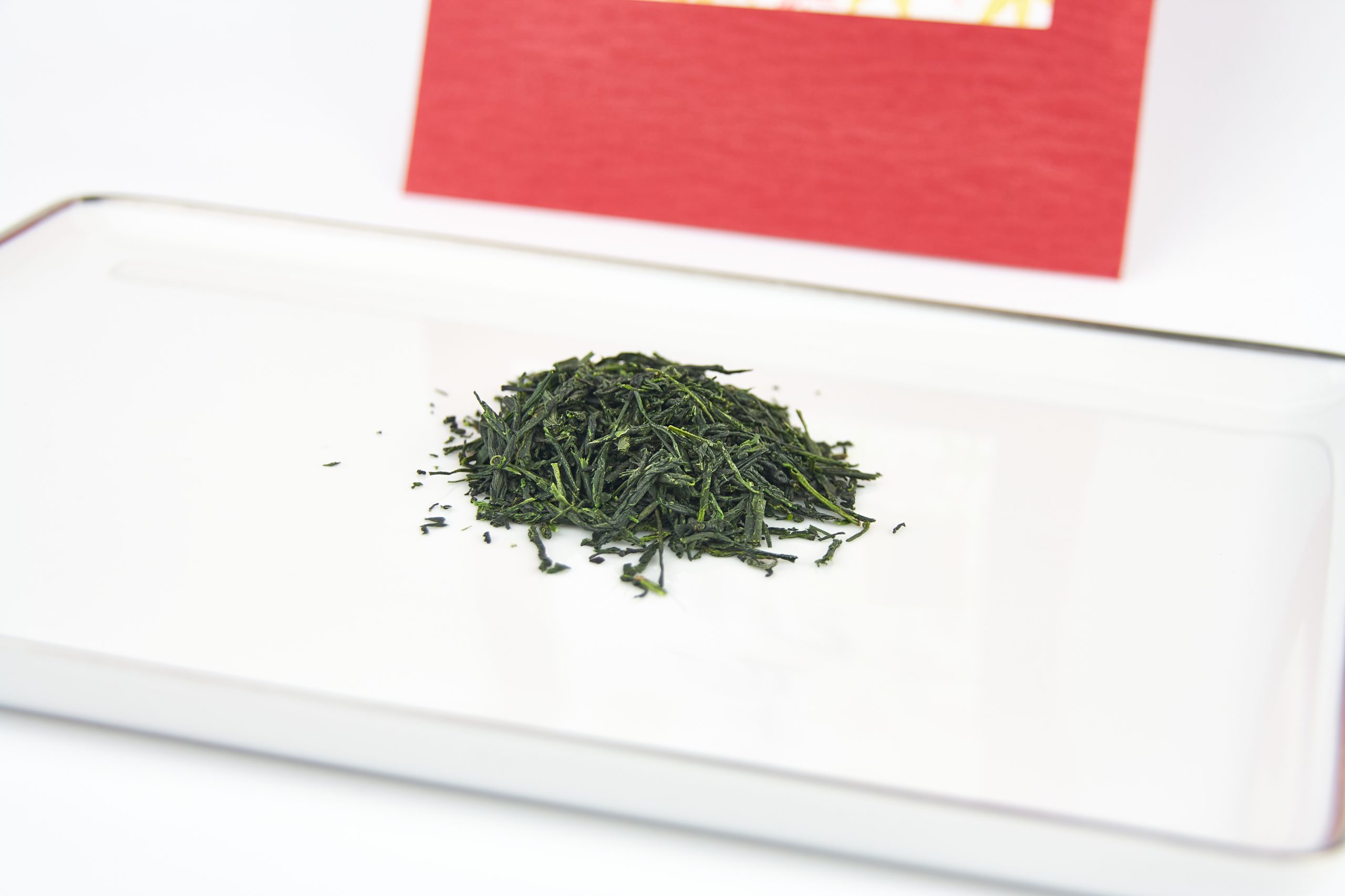 Tsubokiri Sencha 4 Japanischer Sencha von Marukyu Koyamaen in roter Papierverpackung, grüner Tee im Vordergund