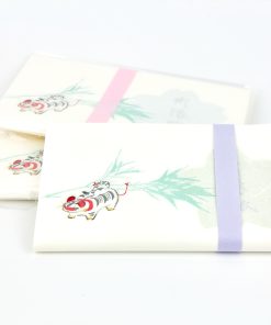 Kaishi ist ein Stück kleines Washi-Papier, das bei japanischer Teezeremonie verwendet wird, um Süßigkeiten den unterzulegen und die Teeschale nach dem Trinken abzuwischen.