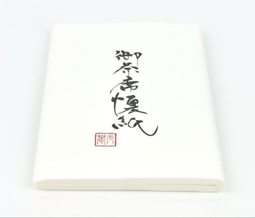Kaishi (übersetzt: "Taschen Papier"), ist ein Stück kleines Washi-Papier, das bei Teezeremonien verwendet wird, um Süßigkeiten den unterzulegen und die Teeschale nach dem Trinken abzuwischen.