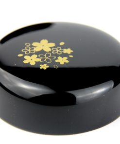 schwarze natsume matchadose mit goldener Lackierung von Sakura Muster