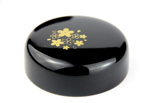 schwarze natsume matchadose mit goldener Lackierung von Sakura Muster