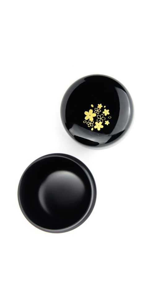 schwarze natsume matchadose mit goldener Lackierung von Sakura Muster